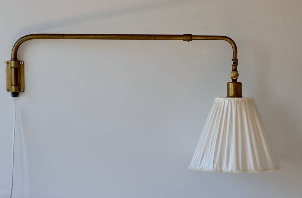 Vägglampa i mässing svensk 1950-tal Nr V92