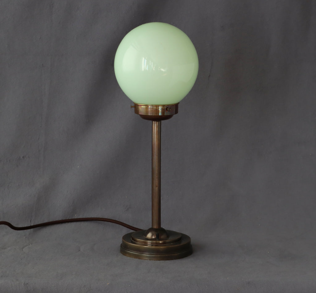 Bordslampa i mässing med grön kupa Art Deco 1930-tal Nr B469