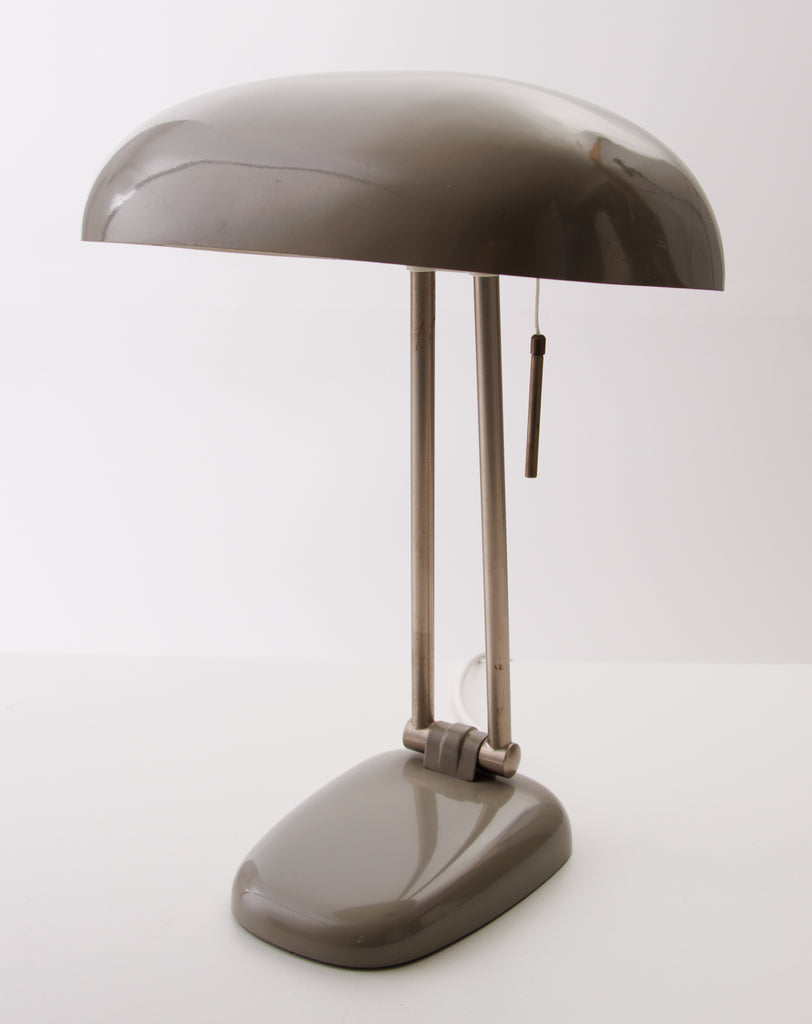 Lámpara de mesa en metal lacado N° B334